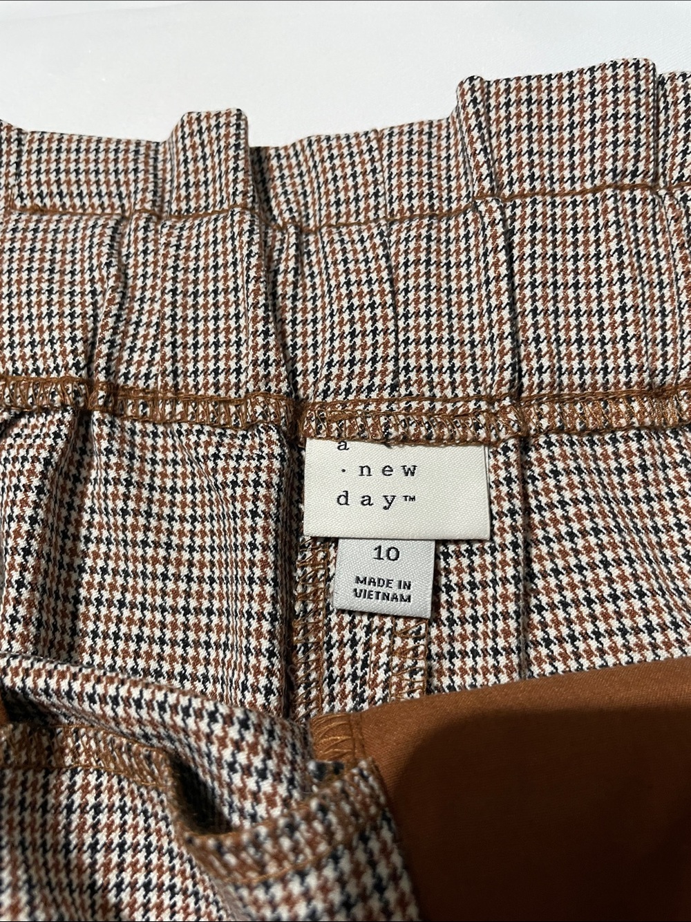 Classic Women’s Tapered Pants in Brown Check - Picture 6 of 7